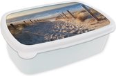 Broodtrommel Wit - Lunchbox - Brooddoos - Zand - Strand - Duin - Zee - Zomer - 18x12x6 cm - Volwassenen