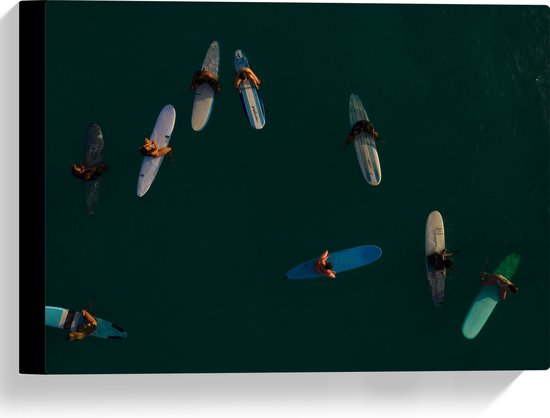WallClassics - Canvas  - Bovenaanzicht van Groep Surfers op Oceaan - 40x30 cm Foto op Canvas Schilderij (Wanddecoratie op Canvas)