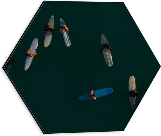 WallClassics - Dibond Hexagon - Bovenaanzicht van Groep Surfers op Oceaan - 30x26.1 cm Foto op Hexagon (Met Ophangsysteem)