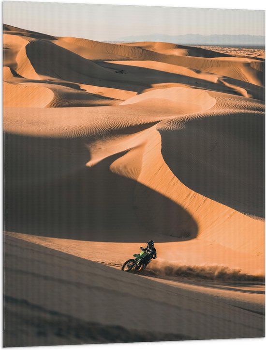 WallClassics - Vlag - Groene Motorcrosser in Woestijnbergen - 75x100 cm Foto op Polyester Vlag