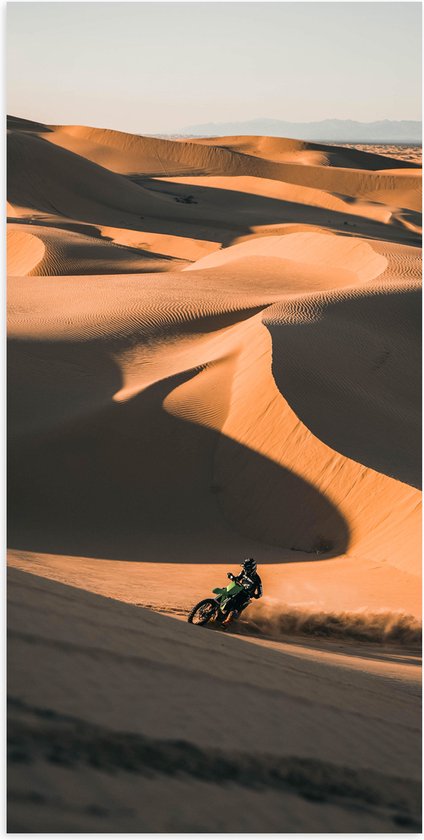 WallClassics - Poster (Mat) - Groene Motorcrosser in Woestijnbergen - 50x100 cm Foto op Posterpapier met een Matte look