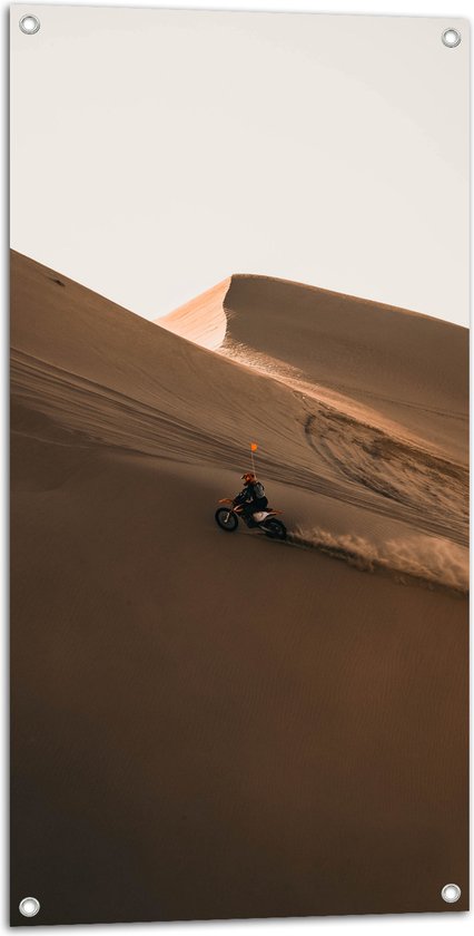 WallClassics - Tuinposter – Motorcrosser met Oranje Vlag op Berg in Woestijn - 50x100 cm Foto op Tuinposter  (wanddecoratie voor buiten en binnen)