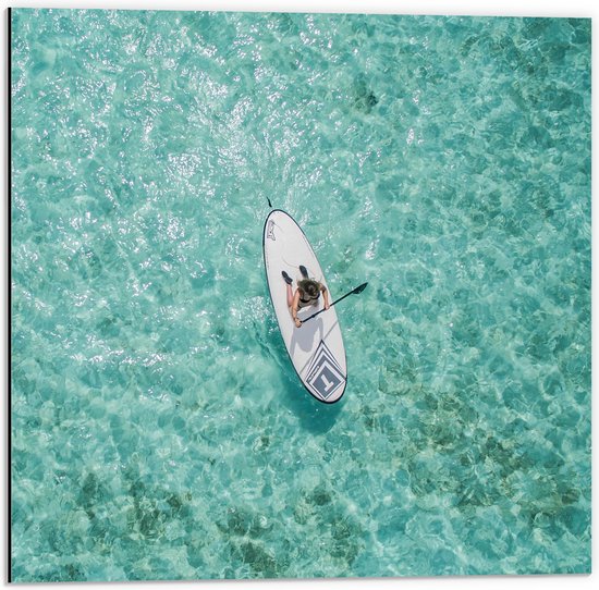 WallClassics - Dibond - Bovenaanzicht van Suppende Vrouw op Heldere Oceaan - 50x50 cm Foto op Aluminium (Met Ophangsysteem)