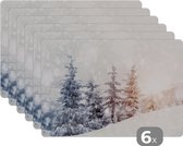 Placemat - Placemats kunststof - Boom - Sneeuw - Winter - 45x30 cm - 6 stuks - Hittebestendig - Anti-Slip - Onderlegger - Afneembaar