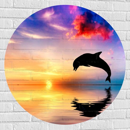 WallClassics - Muursticker Cirkel - Silhouet van Dolfijn bij Ondergaande Zon in het Water - 90x90 cm Foto op Muursticker