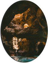 WallClassics - Dibond Ovaal - Grot met Zonlicht van Boven - 21x28 cm Foto op Ovaal (Met Ophangsysteem)