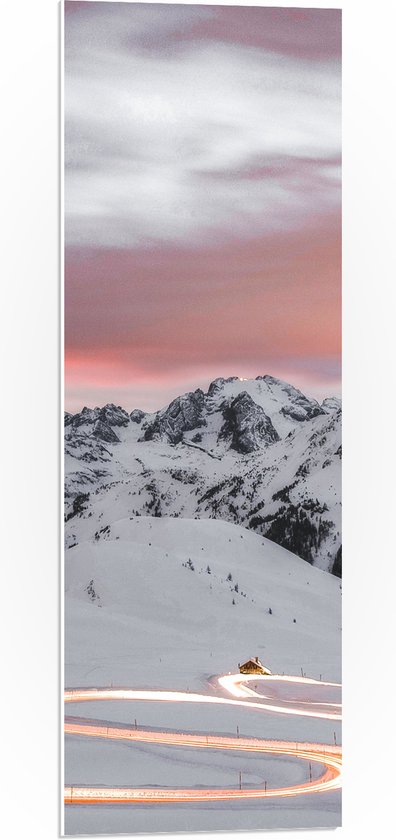 WallClassics - PVC Schuimplaat- Verlichte Weg door Sneeuwlandschap - 30x90 cm Foto op PVC Schuimplaat
