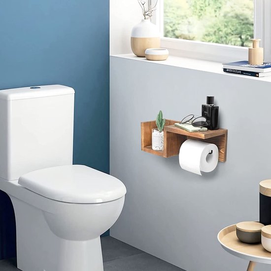 Houten toiletrolhouder met plank, gemonteerd naast een wit toilet, met een rol toiletpapier, kleine plant en parfumfles.