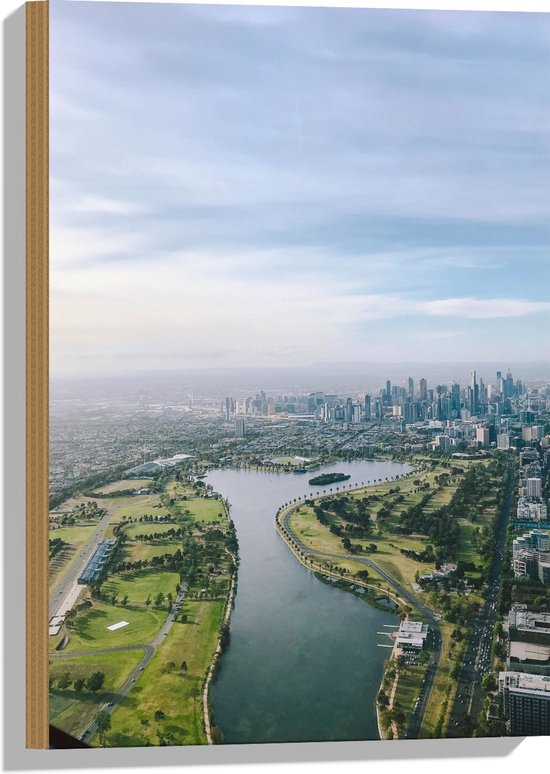 WallClassics - Hout - Rivier door Stad met Wolken - 40x60 cm - 12 mm dik - Foto op Hout (Met Ophangsysteem)