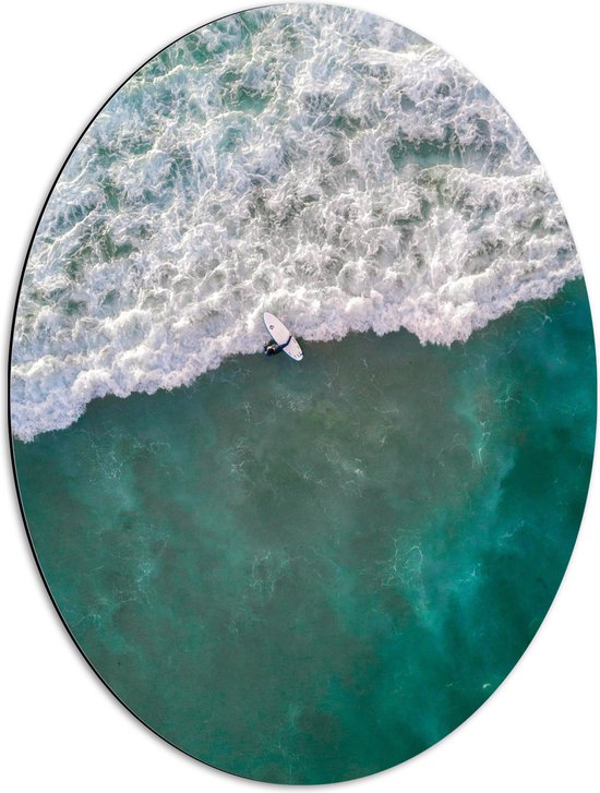 WallClassics - Dibond Ovaal - Bovenaanzicht van Surfer bij Schuimgolf - 51x68 cm Foto op Ovaal (Met Ophangsysteem)