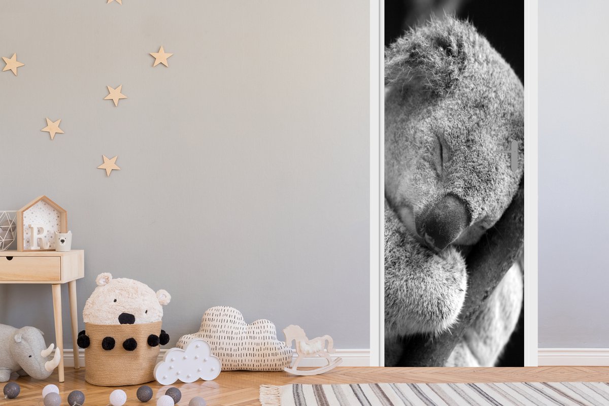 Deurposter 85x215 cm - Deursticker Slapende koala op zwarte achtergrond in zwart-wit - Meu
