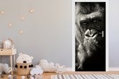 Deurposter 90x205 cm - Deursticker Gorilla op zwarte achtergrond in zwart-wit - Meubelfolie zelfklevend - Deurfolie woonkamer - Interieurfolie fotobehang - Deur plakfolie - Deurstickers - Deurbehang sticker - Kamer decoratie