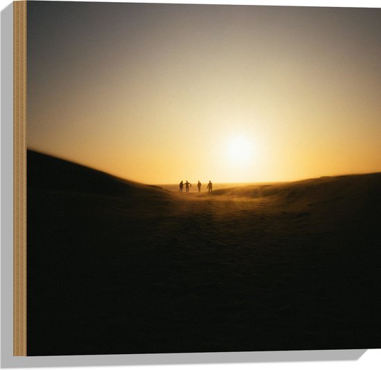 WallClassics - Bois - Personnes jouant au football dans le désert avec coucher de soleil - 50x50 cm - 12 mm d'épaisseur - Photo sur bois (avec système de suspension)