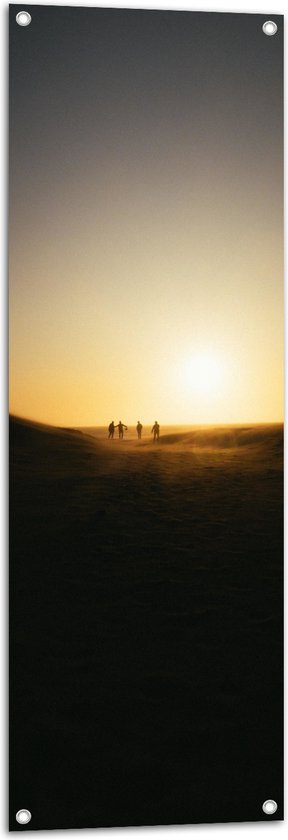 WallClassics - Tuinposter – Personen Voetballend in Woestijn met Zonsondergang - 40x120 cm Foto op Tuinposter  (wanddecoratie voor buiten en binnen)