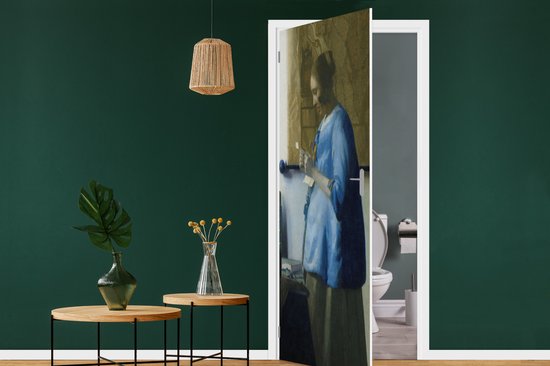 Deursticker Brieflezende vrouw in het blauw - Schilderij van Johannes