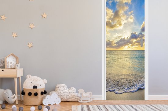 Deurposter 85x215 cm - Deursticker Zee - Strand - Wolken - Zon - Meubelfolie zelfklevend - Deurfolie woonkamer - Interieurfolie fotobehang - Deur plakfolie - Deurstickers - Deurbehang sticker - Kamer decoratie