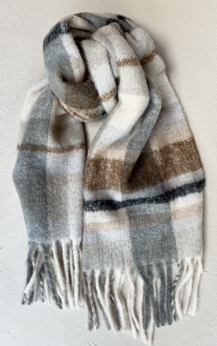 Warme sjaal van wolblend met ruitpatroon en franjes