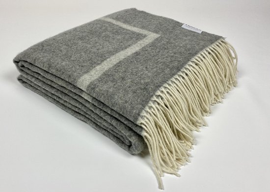 Shorea dubbel geweven kasjmier (cashmere) plaid (deken) in de kleurcombinatie grijs en licht grijs.