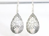 Traditionele opengewerkte zilveren oorbellen met welo opaal