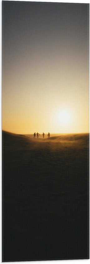 WallClassics - Vlag - Personen Voetballend in Woestijn met Zonsondergang - 30x90 cm Foto op Polyester Vlag