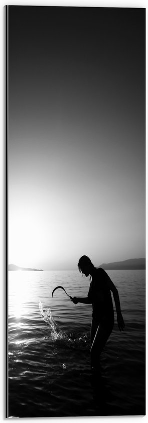 WallClassics - Dibond - Vrouw met Bijl in Water (zwart/wit) - 20x60 cm Foto op Aluminium (Met Ophangsysteem)