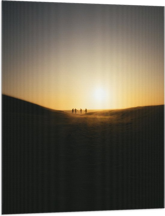 WallClassics - Vlag - Personen Voetballend in Woestijn met Zonsondergang - 75x100 cm Foto op Polyester Vlag