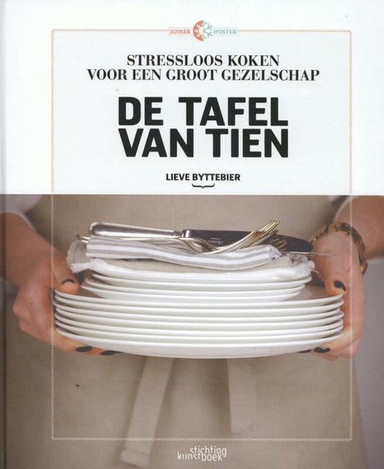 Boekomslag 'De Tafel van Tien' met de tekst 'Stressloos koken voor een groot gezelschap'. Een stapel witte borden met bestek wordt door handen vastgehouden.