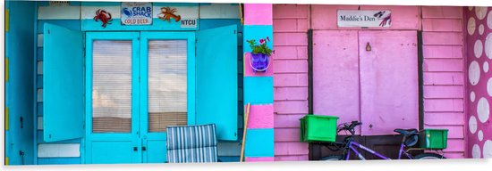 WallClassics - Dibond - Blauw en Roze Strandhuisjes - 120x40 cm Foto op Aluminium (Wanddecoratie van metaal)