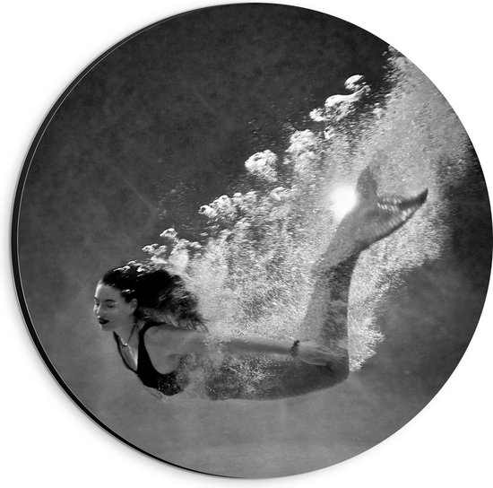 WallClassics - Dibond Muurcirkel - Vrouw Duikend in Water - 20x20 cm Foto op Aluminium Muurcirkel (met ophangsysteem)