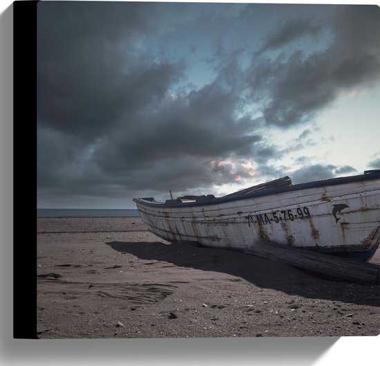WallClassics - Canvas  - Witte Boot op het Strand onder Donkere Wolken - 30x30 cm Foto op Canvas Schilderij (Wanddecoratie op Canvas)