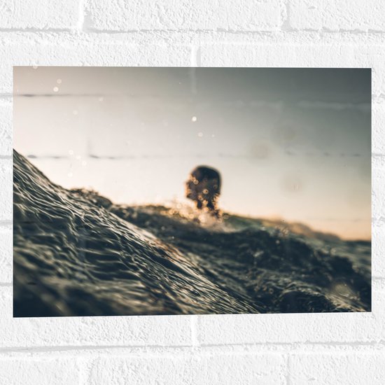 WallClassics - Muursticker - Surver in de Golven - 40x30 cm Foto op Muursticker