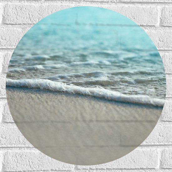 WallClassics - Muursticker Cirkel - Close Up van Zee Water - 50x50 cm Foto op Muursticker