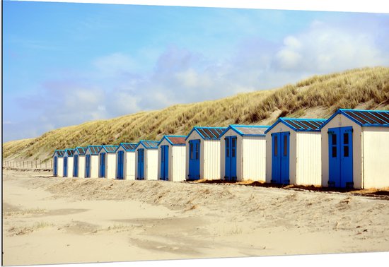 WallClassics - Dibond - Blauw met Witte Strandhuisjes - 150x100 cm Foto op Aluminium (Wanddecoratie van metaal)