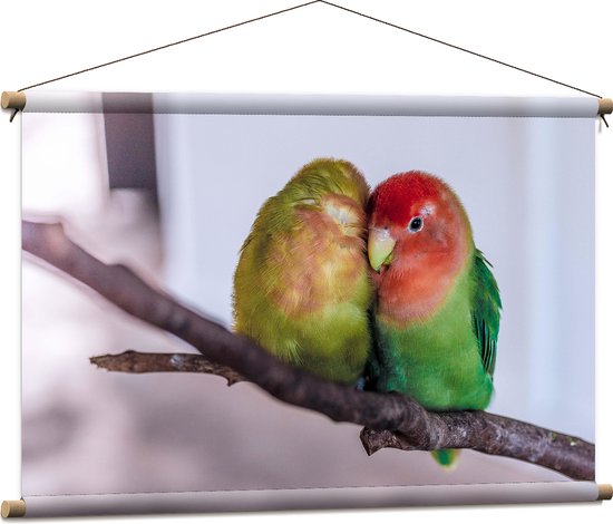 WallClassics - Textielposter - Twee Verliefde Vogeltjes op een Tak - 90x60 cm Foto op Textiel