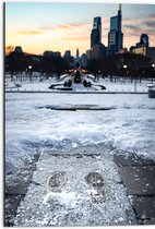 WallClassics - Dibond - Bevroren Sneeuw in Stad - 50x75 cm Foto op Aluminium (Met Ophangsysteem)