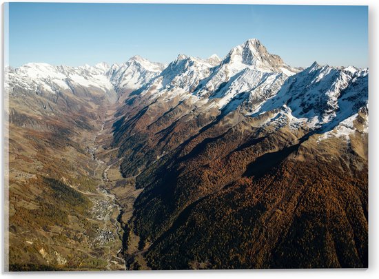 WallClassics - Acrylglas - Besneeuwde Bergtoppen in Groot Berggebied - 40x30 cm Foto op Acrylglas (Met Ophangsysteem)