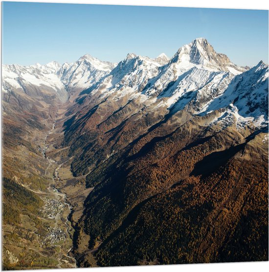 WallClassics - Acrylglas - Besneeuwde Bergtoppen in Groot Berggebied - 100x100 cm Foto op Acrylglas (Wanddecoratie op Acrylaat)