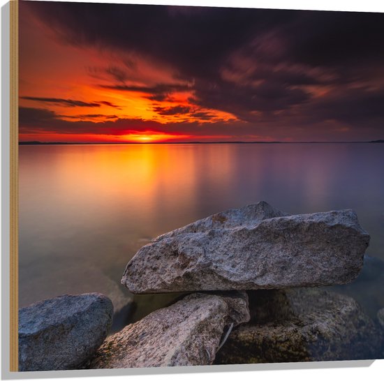 WallClassics - Hout - Kleine Rotsen aan het Water met Zonsondergang - 80x80 cm - 12 mm dik - Foto op Hout (Met Ophangsysteem)