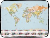 Laptophoes 17 inch - Wereldkaart - Vlag - Oranje - Groen - Laptop sleeve - Binnenmaat 42,5x30 cm - Zwarte achterkant