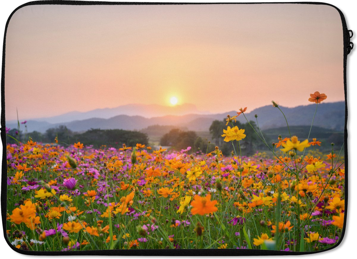 Laptophoes 14 inch - Bloemen - Zonsondergang - Berg - Laptop sleeve - Binnenmaat 33x23 cm - Zwarte achterkant