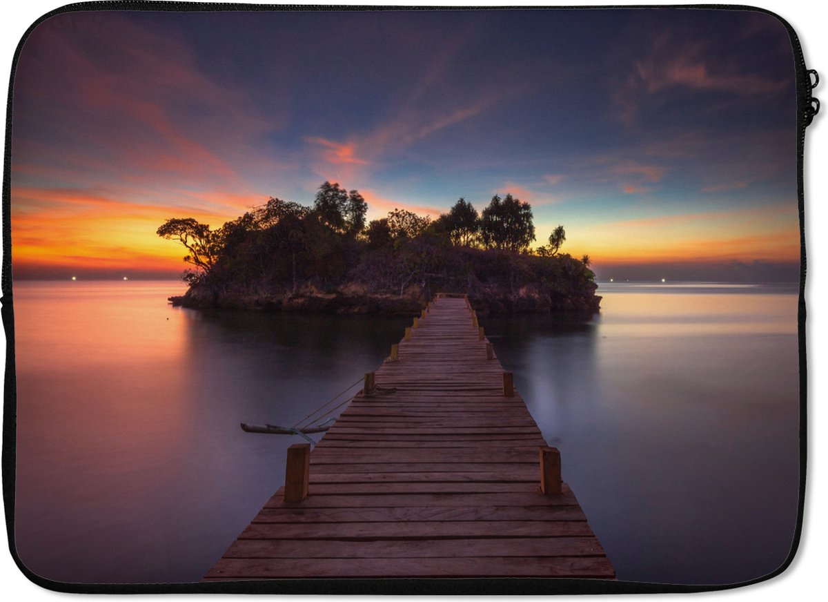 Laptophoes 14 inch - Zonsondergang - Brug - Bomen - Water - Eiland - Laptop sleeve - Binnenmaat 33x23 cm - Zwarte achterkant