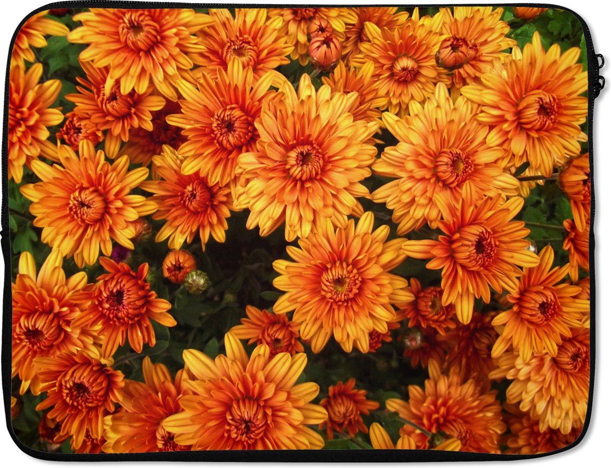 Laptophoes 15.6 inch - Bloemen - Oranje - Chrysant - Laptop sleeve - Binnenmaat 37x26 cm - Zwarte achterkant