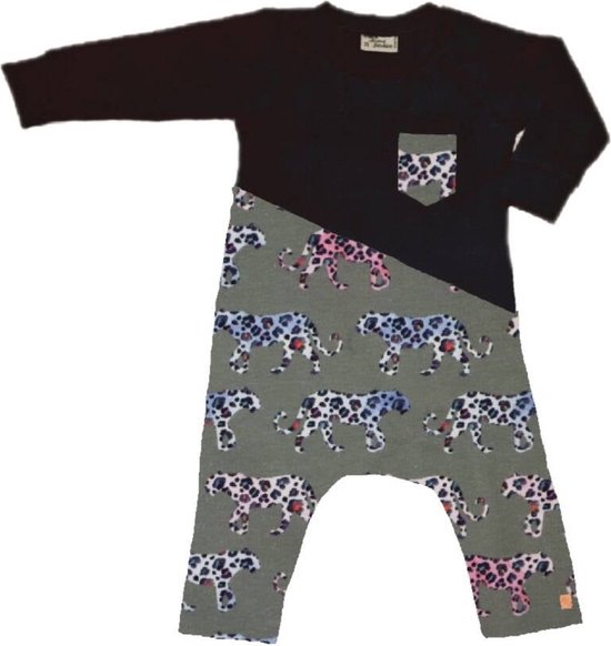 Onesie zwart met panterfiguren grijs