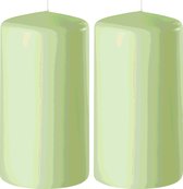 2x Lichtgroene cilinderkaarsen/stompkaarsen 6 x 10 cm 36 branduren - Geurloze kaarsen lichtgroen - Woondecoraties