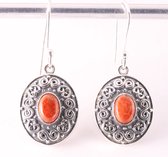 Bewerkte ovale zilveren oorbellen met rode turkoois