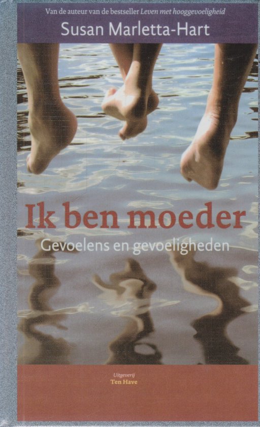 Boek 'Ik ben moeder' met de voeten van drie personen in water op de cover.