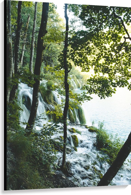 WallClassics - Canvas  - Waterval tussen de Bomen door - 100x150 cm Foto op Canvas Schilderij (Wanddecoratie op Canvas)