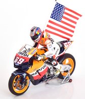 Honda RC211V #69 World Champion MotoGP 2006 W/ Figurine+Flag - 1:12 - Minichamps