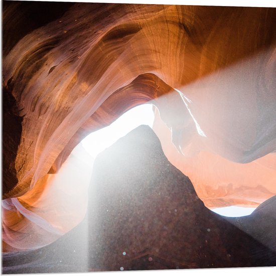 WallClassics - Acrylglas - Lichtstralen door Lower Antelope Canyon - 80x80 cm Foto op Acrylglas (Met Ophangsysteem)