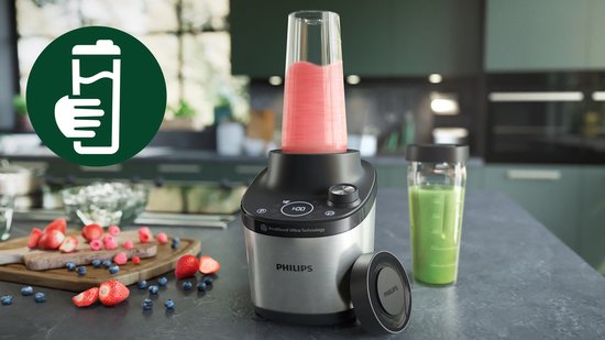 Philips blender met een roze smoothie in de kan en een groene smoothie in een beker ernaast.